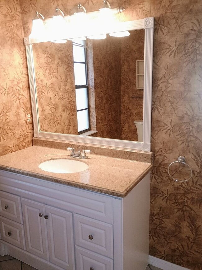 Building Photo - 2 bedroom 2 bathroom home with a screened in porch