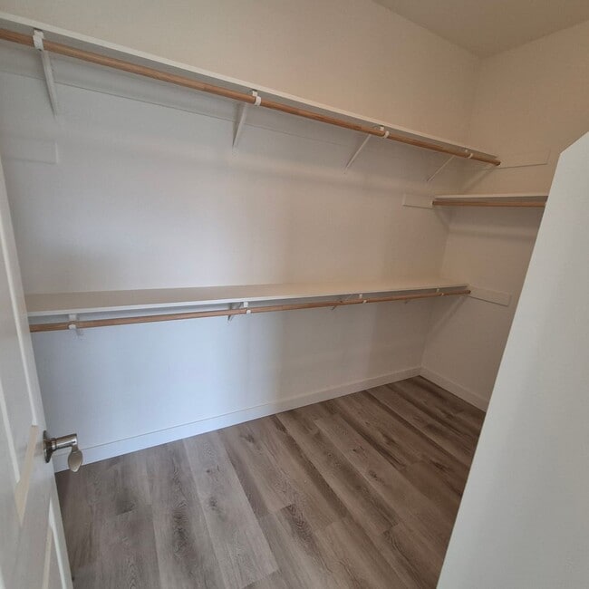 Building Photo - New Flooring throughout; Nice Elk Grove 3 bedroom home! Single story