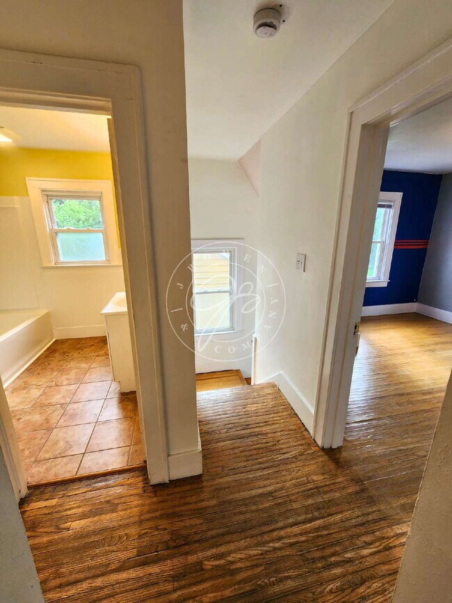 Building Photo - Charming 3-Bedroom Home with Spacious Rooms, Garage & Appliances Included!