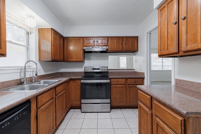 Building Photo - 16702 Pebbleglen Dr