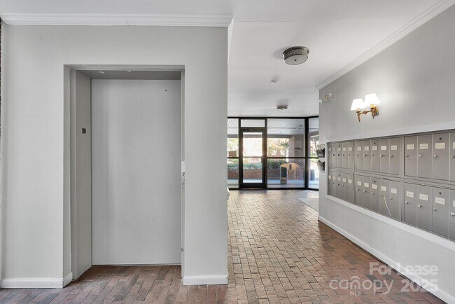 Building Photo - 224 N Poplar St