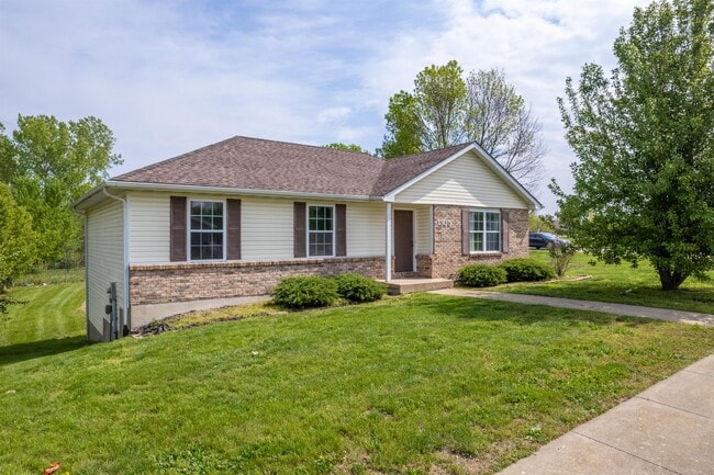 Building Photo - 1305 E Omaha Ct