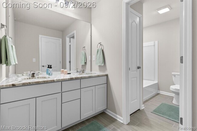 Building Photo - 4819 Glenora Dr