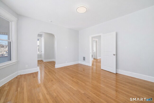 Building Photo - 196 Center St