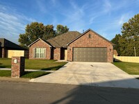 Building Photo - New construction in Skiatook!