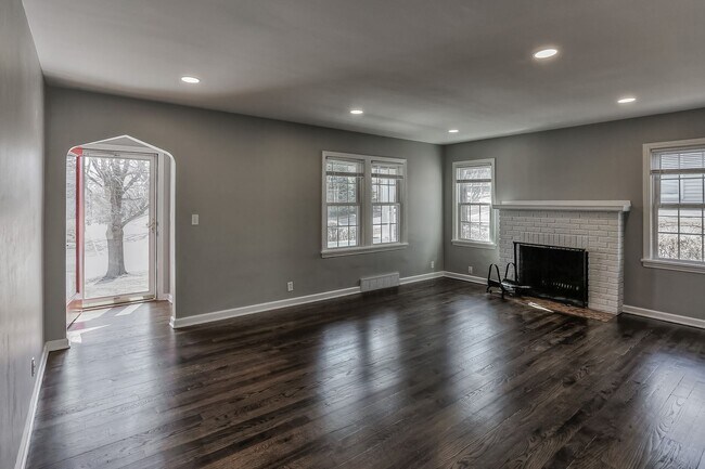 Building Photo - Amazing Aksarben Home