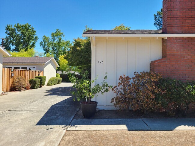 Building Photo - 1474-1476 Merry Ln