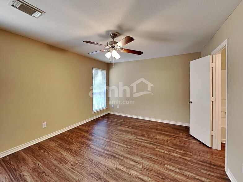 Building Photo - 2218 Shady Pine Dr