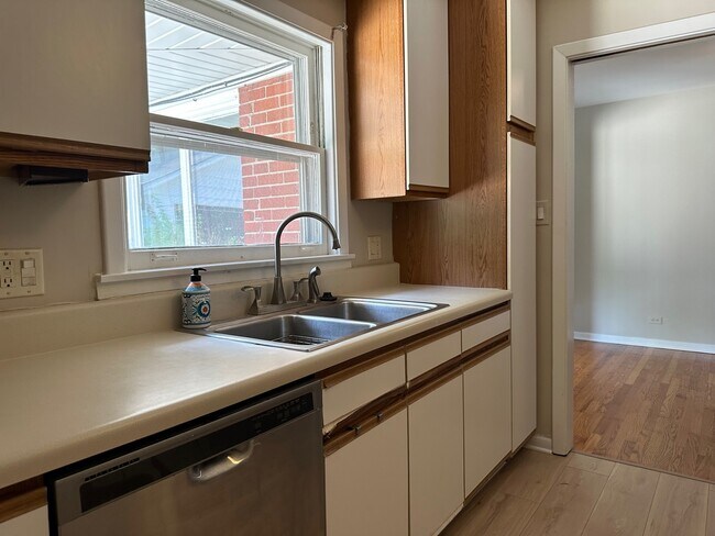 Building Photo - 843 Verne Ln