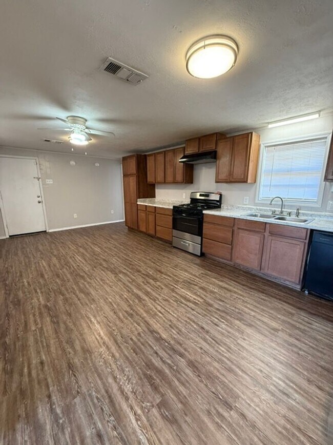 Building Photo - Simple & Comfortable 3 Bedroom Home in Iowa, LA with Large Yard!