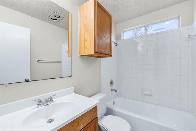 Building Photo - 6002 Parkwood Dr