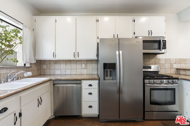 Building Photo - 2500 Abbot Kinney Blvd