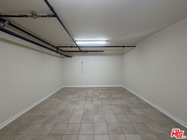 Building Photo - 15024 Magnolia Blvd
