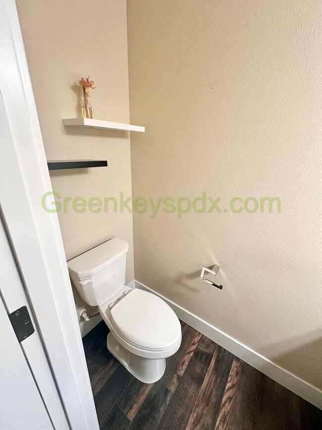 Building Photo - Gorgeous, Custom-designed 4-Bedroom Contemporary Townhouse on 3 Levels