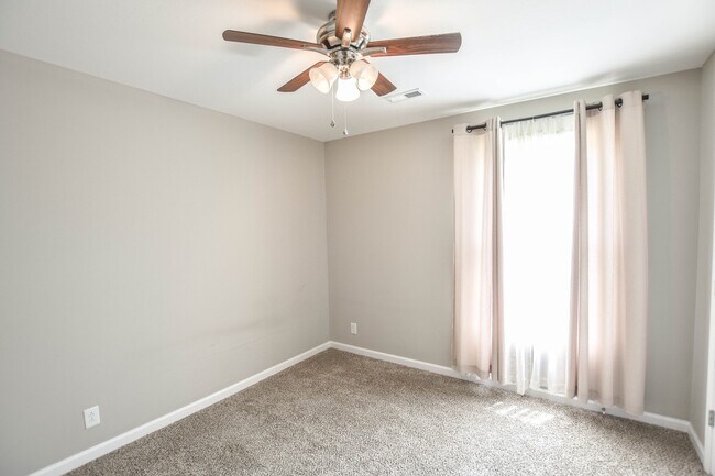 Building Photo - Pet Friendly in Woodlawn!