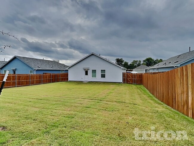 Building Photo - 1620 Parlier St