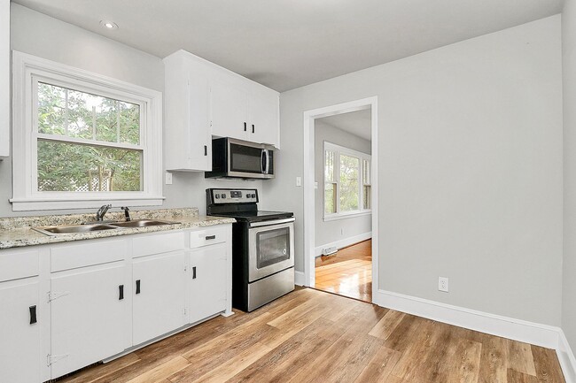 Building Photo - Lovely Two Bedroom Duplex!