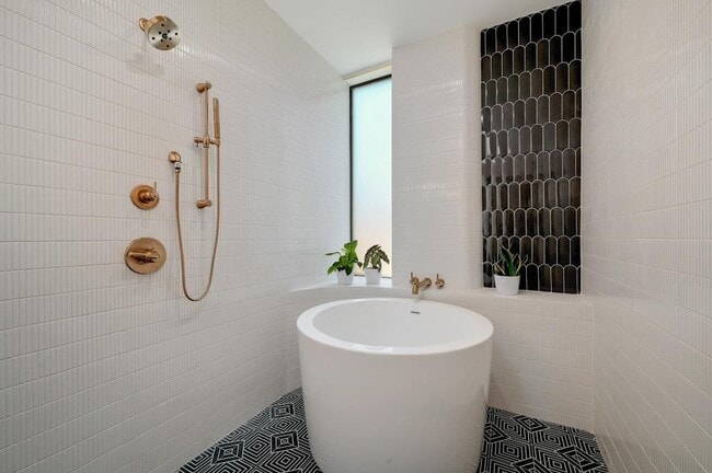 Building Photo - 7809 Woodrow Ave