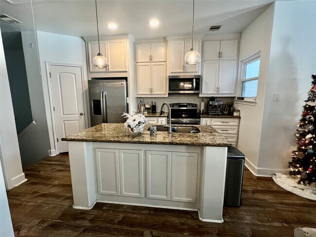 Building Photo - 312 Mission Ln