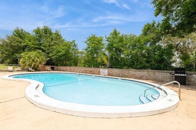 Building Photo - 104 Country Club Dr