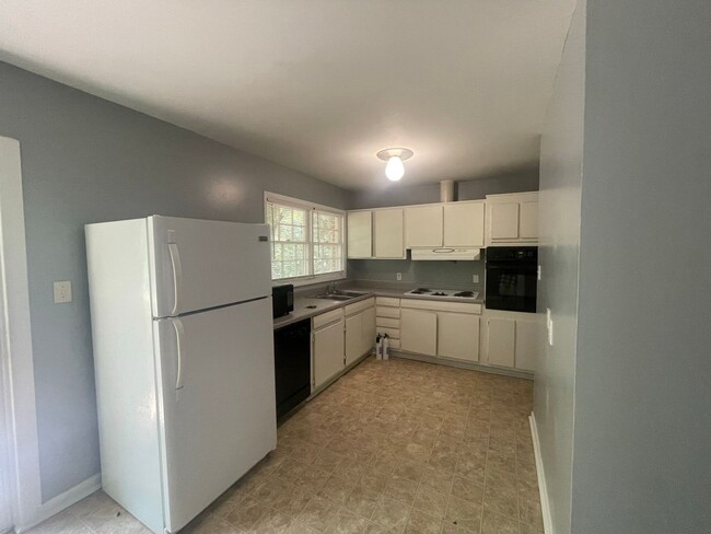 Building Photo - Three Bedroom Off Milledge Available