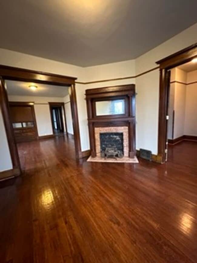 Building Photo - 2355 N Hubbard St