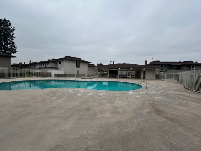 Building Photo - Lovely Cypress townhouse available, garage, patio, laundry and pool access