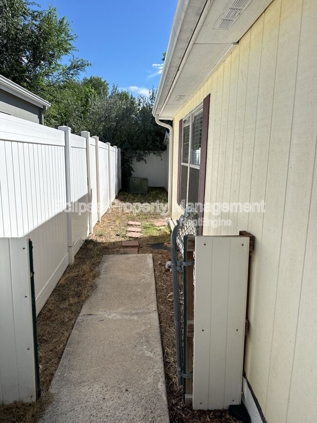 Building Photo - 178 Hollyberry Way