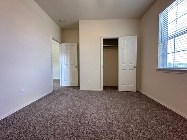 Building Photo - 2211 Highland Crossing Dr