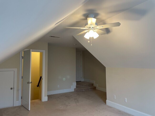 Building Photo - Beautiful 3 bedroom/2 bath home with sunroom and finished room over garage!