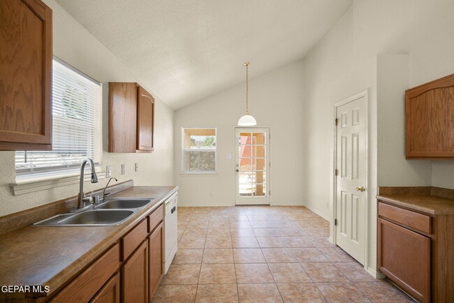 Building Photo - 4089 Tierra Bronce Dr