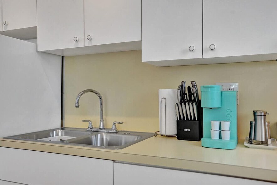 Building Photo - 851 N Surf Rd