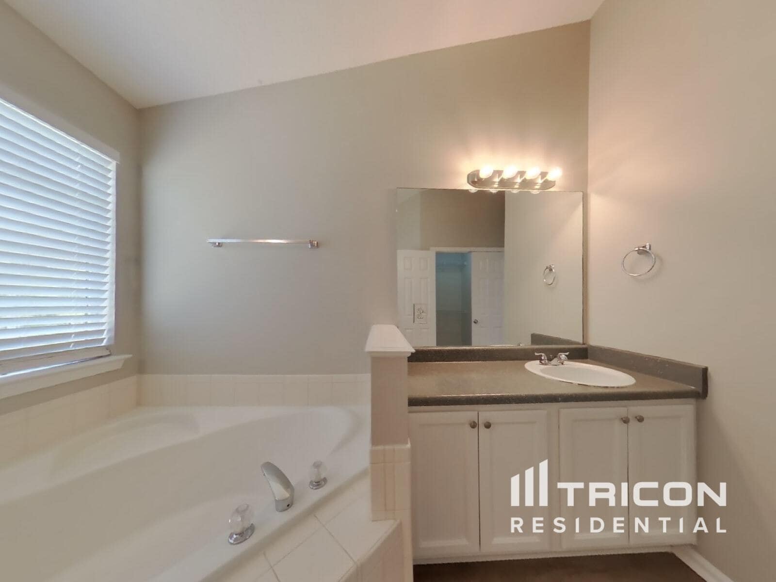 Building Photo - 5562 Katherine Village Dr