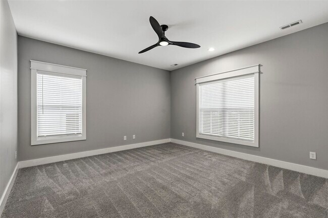 Building Photo - 633 Village Way