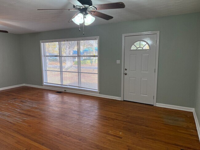 Building Photo - Freshly Updated 3 Bedroom 1 Bathroom Home in Decatur!