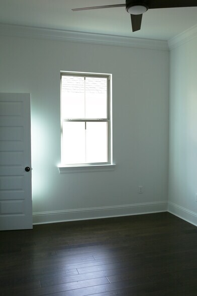 Building Photo - 4205 S Prieur St
