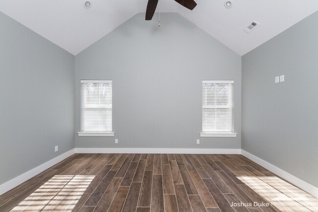 Building Photo - Pre-Leasing Modern Style Home Minutes from Campus and Downtown Fayetteville