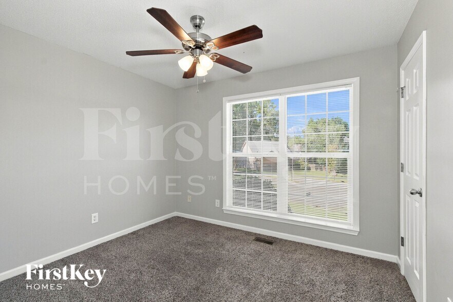 Building Photo - 1011 Hickory Cir