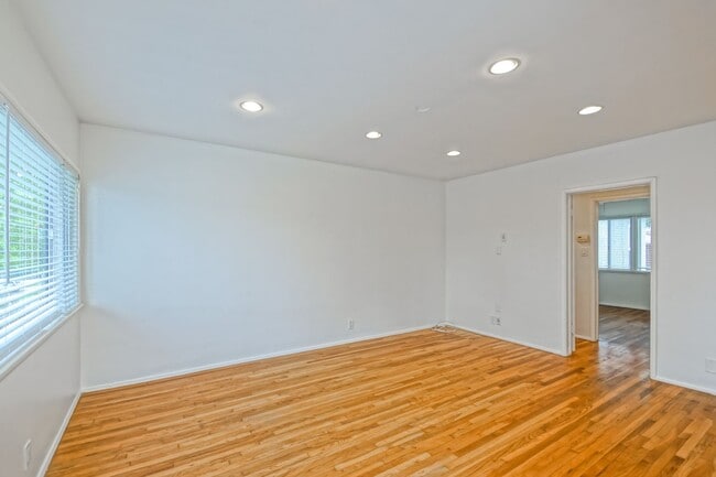 Building Photo - Bright & Charming, Single Story 3BR2BA Home w/ Large Front Yard, Huge Fenced Rear Yard w/ Large D...