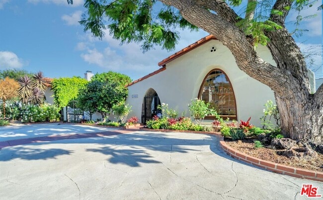 Building Photo - 10630 Wellworth Ave