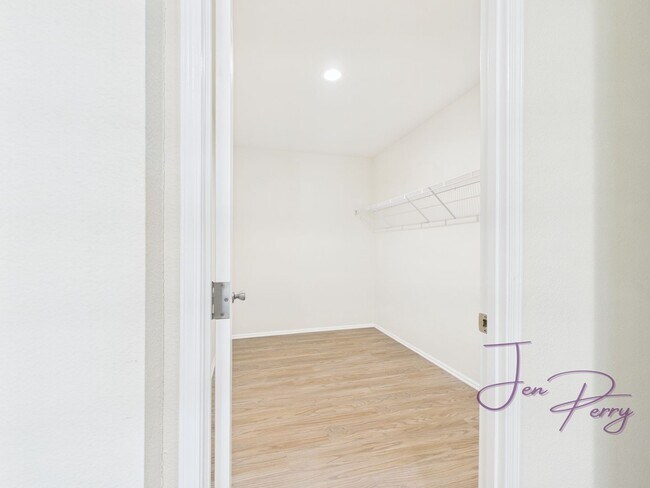 Building Photo - Large Spacious 5 Bedroom House with Fenced Yard