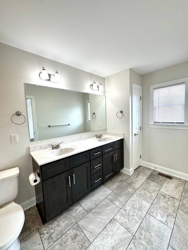 Building Photo - End Unit Townhouse for rent in Bluestone H...