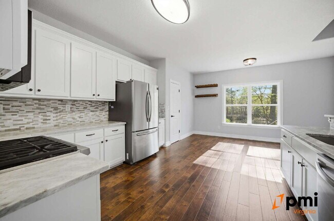 Building Photo - Stunning 5 Bedroom Waterfront Home with 2 car garage