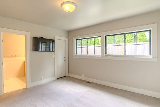 Building Photo - 4Bd/2.75Ba Seattle House