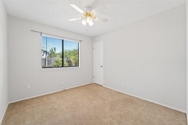 Building Photo - 605 Russet Valley Dr