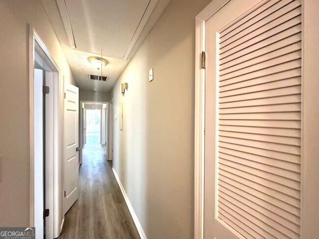 Building Photo - 100 Lakeview Ln