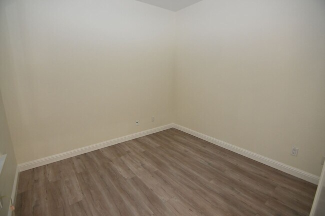 Building Photo - 2/1 Condo-Pet Friendly-Quiet Location-Prime Location