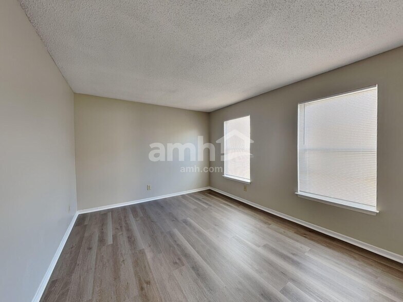 Building Photo - 6860 Maywood Cir