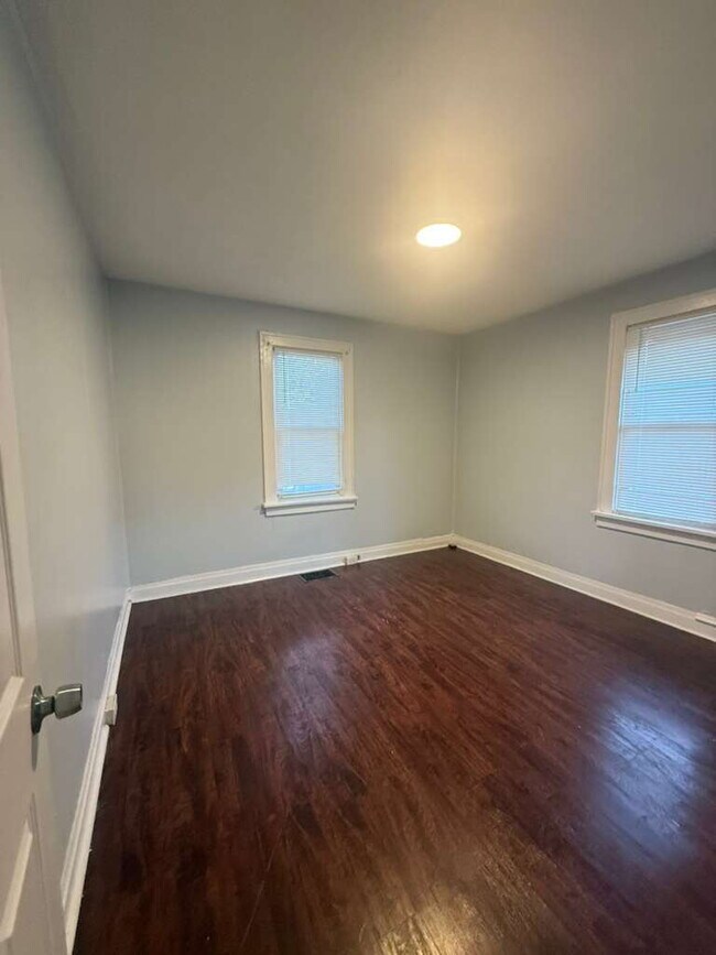 Building Photo - "Charming 2-Bedroom St. Louis Home with Gleaming Hardwood Floors in 63121!"