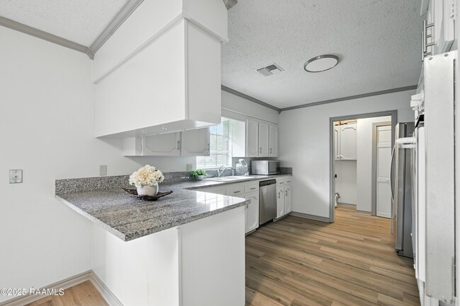 Building Photo - 301 Estainville Ave